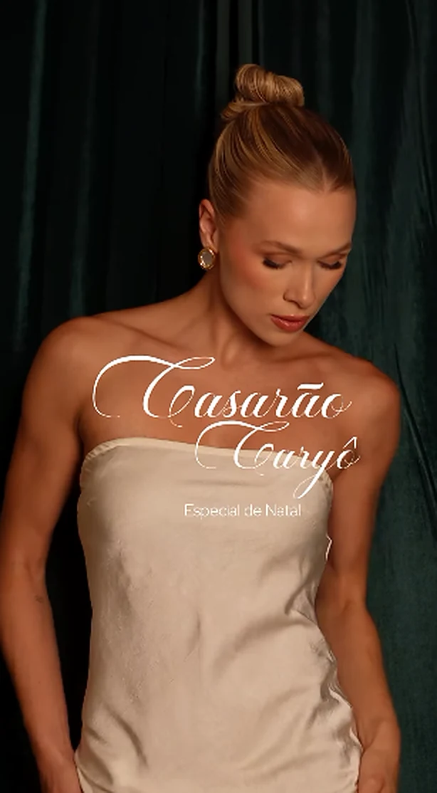 Retrato editorial da modelo de vestido claro diante de cortina verde-escura, com identidade do Especial de Natal